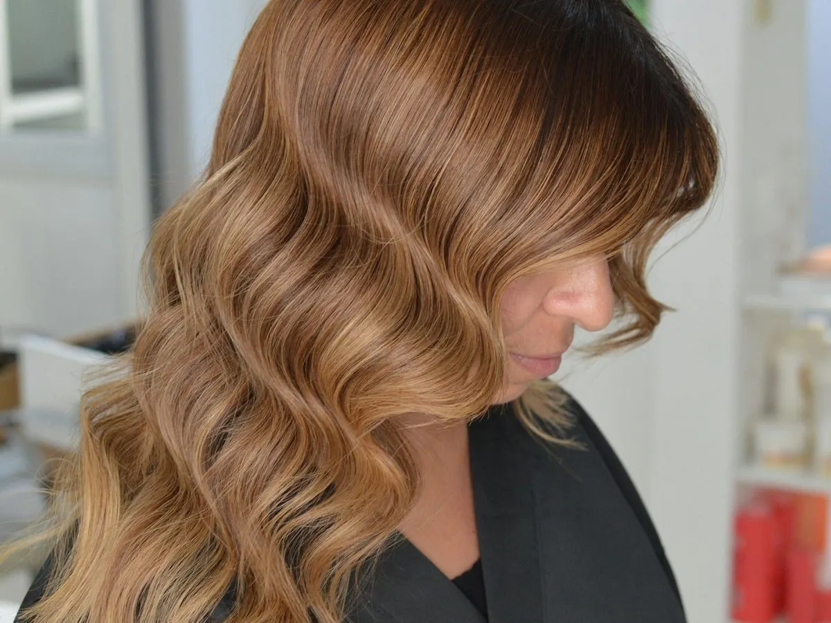 Morena iluminada con brillo espejo — Balayage & Color en Bruma Salón & Atelier