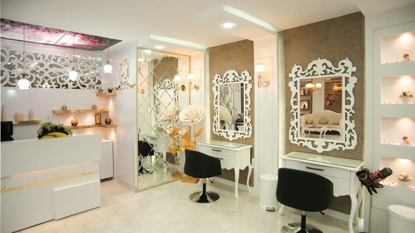 Interior del atelier Bruma en Chorrillos: estaciones de corte, espejos y luz cálida del salón