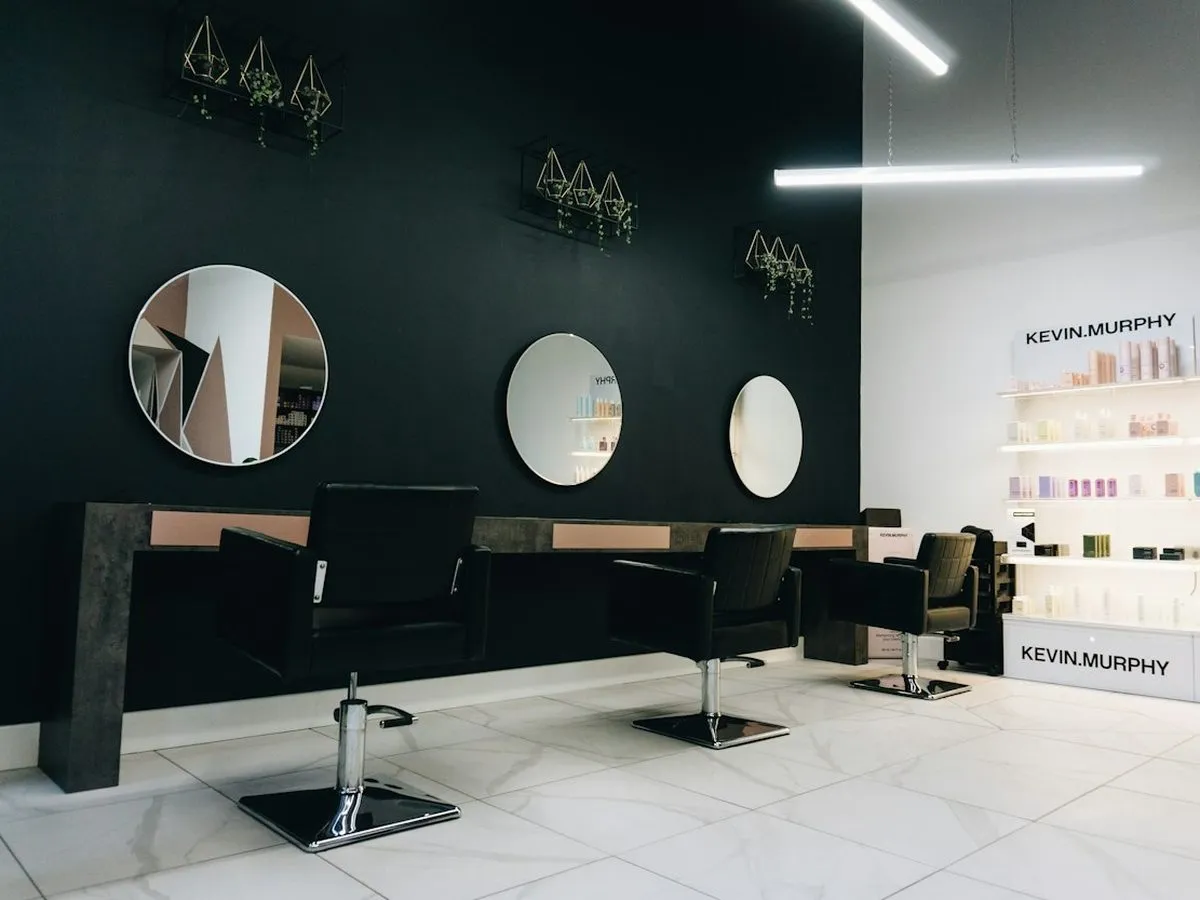 Sala de espejos redondos del atelier — El Salón en Bruma Salón & Atelier, Chorrillos